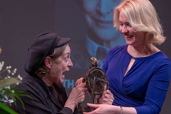 Die Schauspielerin Katharina Thalbach (l) erhält von der Ministerpräsidentin von Mecklenburg-Vorpommern Manuela Schwesig (SPD) den Ehrenpreis.