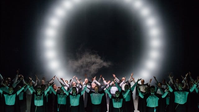 Solisten und der Chor in einer Szene der Oper "The Circle".