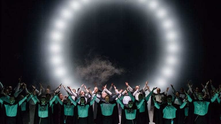 Solisten und der Chor in einer Szene der Oper "The Circle".