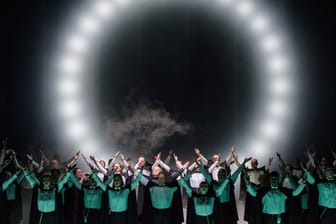 Solisten und der Chor in einer Szene der Oper "The Circle".