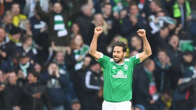 Claudio Pizarro hat den Rekord als ältester Bundesliga-Torschütze weiter ausgebaut. Claudio Pizarro hat den Rekord als ältester Bundesliga-Torschütze weiter ausgebaut.