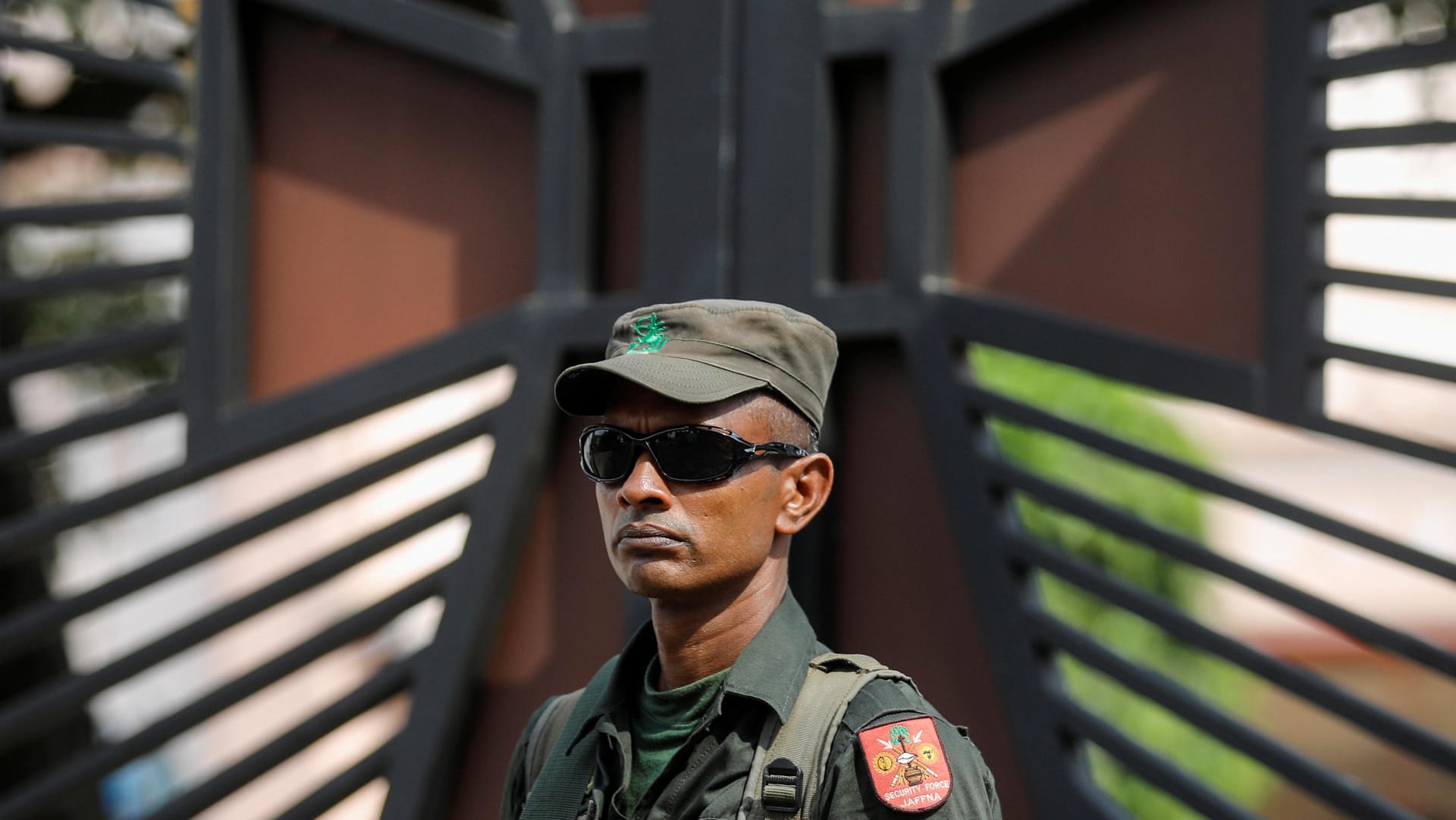 Soldat vor der St. Sebastian Church in Negombo: Sri Lanka hat mehr als 600 Ausländer des Landes verwiesen, darunter etwa 200 Kleriker.