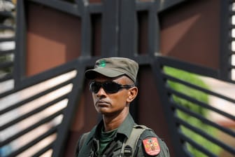 Soldat vor der St. Sebastian Church in Negombo: Sri Lanka hat mehr als 600 Ausländer des Landes verwiesen, darunter etwa 200 Kleriker.