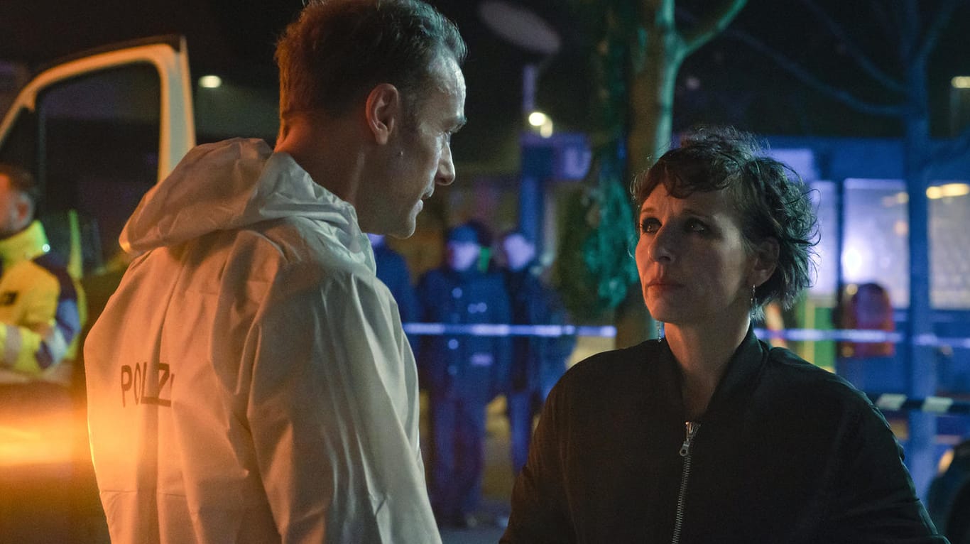 "Tatort: Der gute Weg": Die in Tränen aufgelöste Nina Rubin (Meret Becker) kann ihrem Kollegen Robert Karow (Mark Waschke) nicht bei der Tatortbegehung zur Seite stehen, schließlich wurde auf ihren Sohn geschossen.