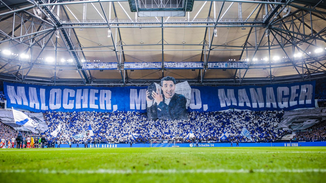 Tolle Choreo vor dem Spiel: Schalke-Fans würdigen ihren ehemaligen Manager.