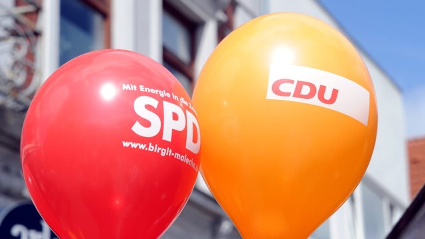 Ein SPD- und ein CDU- Luftballon.