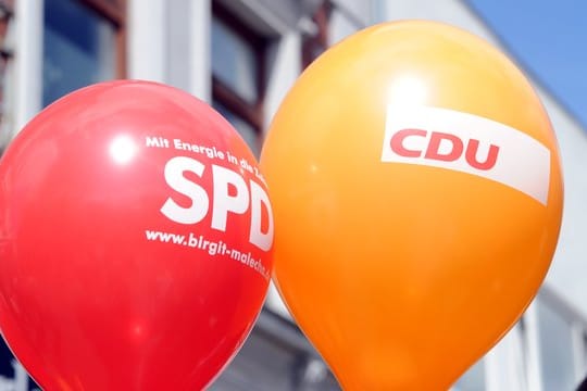 Ein SPD- und ein CDU- Luftballon.