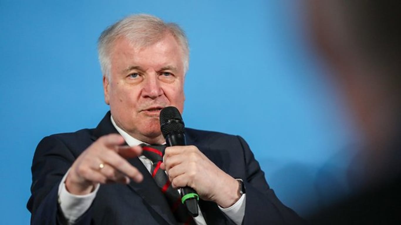 Innenminister Horst Seehofer will, dass abgelehnte Asylbewerber ohne Duldung Deutschland schnell verlassen.