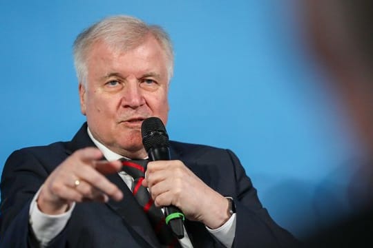 Innenminister Horst Seehofer will, dass abgelehnte Asylbewerber ohne Duldung Deutschland schnell verlassen.