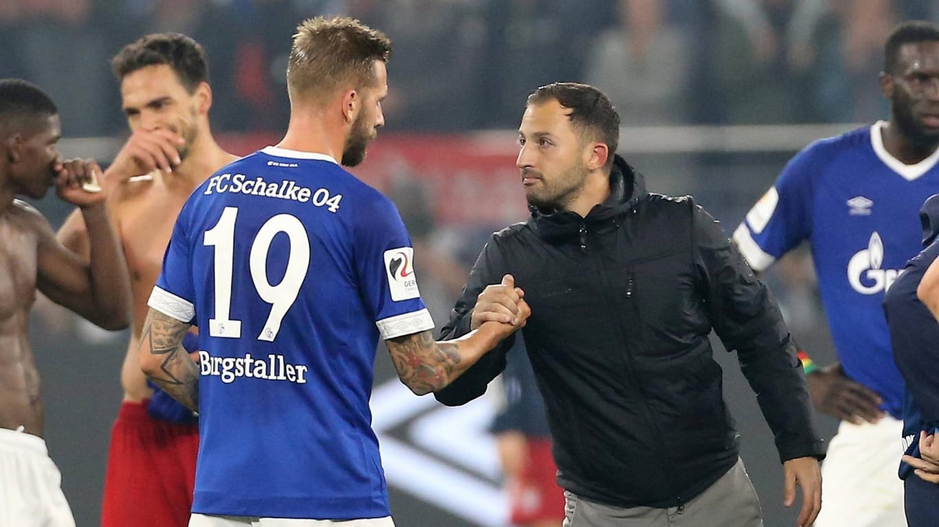 Guido Burgstaller (l.) mit Ex-Trainer Domenico Tedesco: Der Schalke-Profi kann sich eine Rückkehr vorstellen.