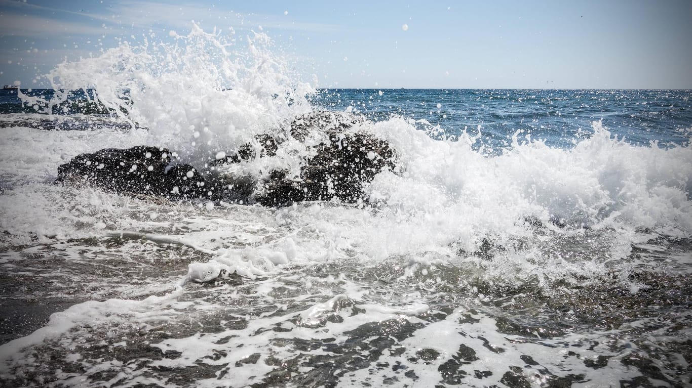 Brandung von Welle gegen Felsen auf Korsika (Symbolbild): Eine deutsche Touristin ist auf der Insel von einer Welle ins Meer gerissen worden und ertrunken.