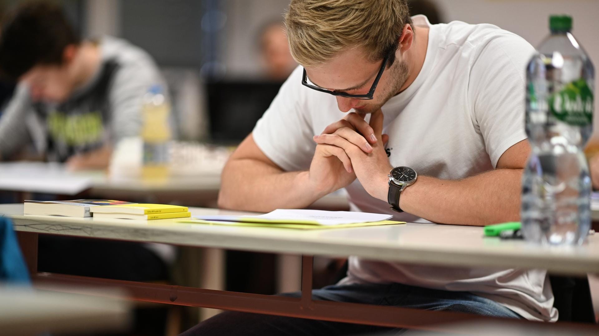 Abiturienten lesen sich kurz vor Prüfungsbeginn die Aufgaben durch (Archivbild): Nach Ansicht des Bayerischen Lehrerverbands hatten die Schüler zu wenig Zeit.