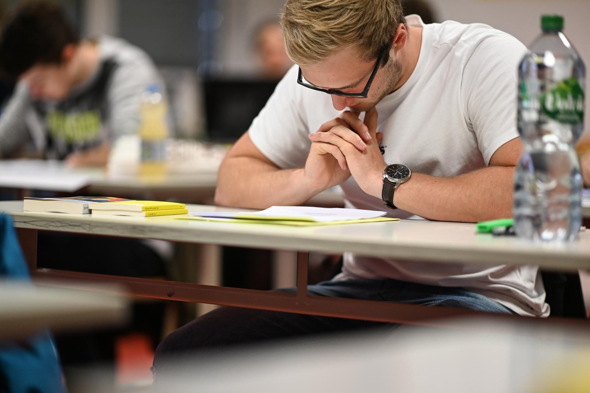 Abiturienten lesen sich kurz vor Prüfungsbeginn die Aufgaben durch (Archivbild): Nach Ansicht des Bayerischen Lehrerverbands hatten die Schüler zu wenig Zeit.