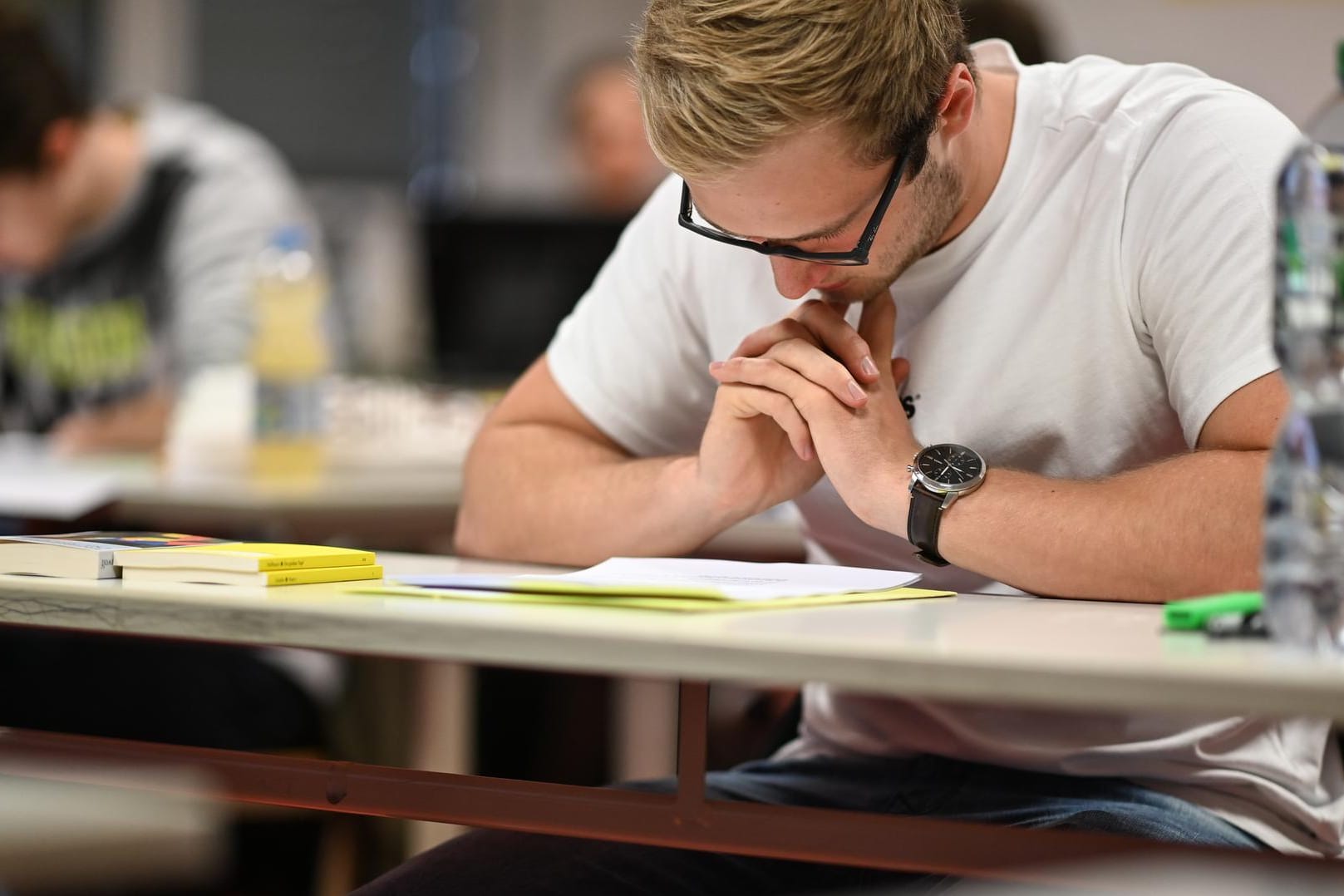 Abiturienten lesen sich kurz vor Prüfungsbeginn die Aufgaben durch (Archivbild): Nach Ansicht des Bayerischen Lehrerverbands hatten die Schüler zu wenig Zeit.