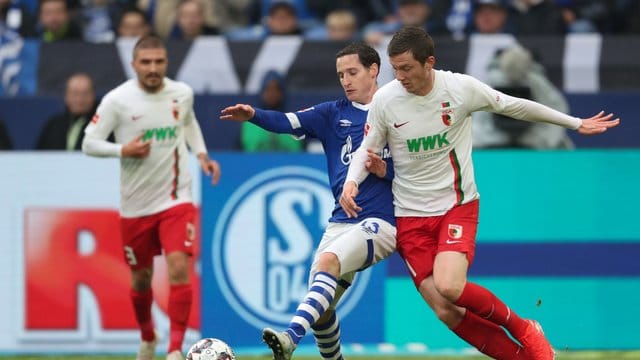 Schalkes Sebastian Rudy (l) spitzelt den Ball vor Augsburgs Michael Gregoritsch weg. Schalkes Sebastian Rudy (l) spitzelt den Ball vor Augsburgs Michael Gregoritsch weg.