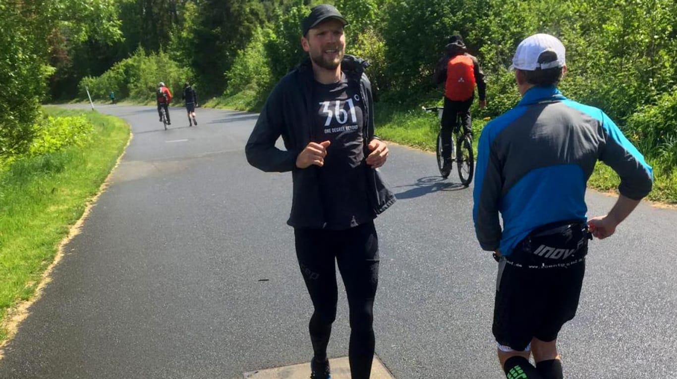 Ultramarathon in Wuppertal: Markus Jürgens (l.) läuft für einen guten Zweck 100 Kilometer rückwärts.