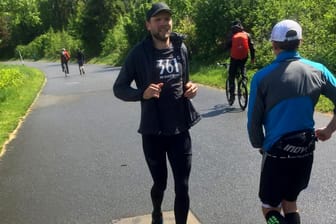 Ultramarathon in Wuppertal: Markus Jürgens (l.) läuft für einen guten Zweck 100 Kilometer rückwärts.