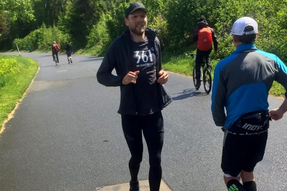 Ultramarathon in Wuppertal: Markus Jürgens (l.) läuft für einen guten Zweck 100 Kilometer rückwärts.