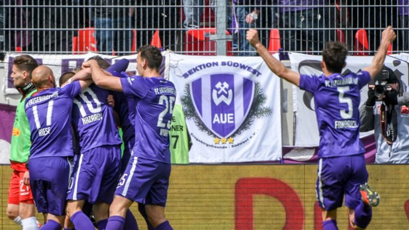 Die Mannschaft von Aue feiert den Sieg über Jahn Regensburg.