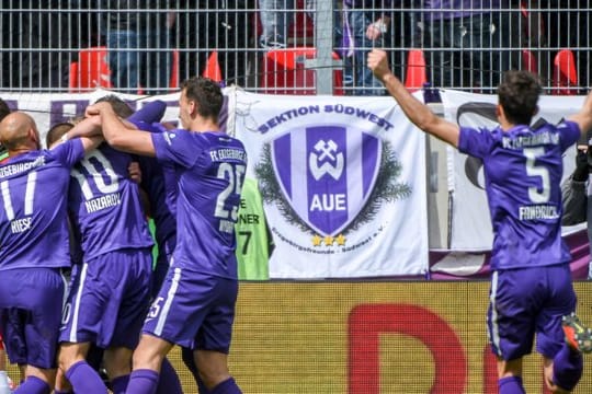 Die Mannschaft von Aue feiert den Sieg über Jahn Regensburg.