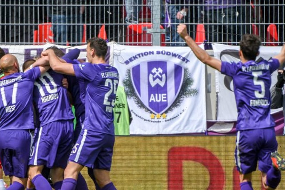 Die Mannschaft von Aue feiert den Sieg über Jahn Regensburg.