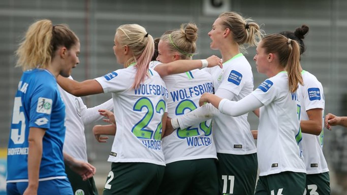 Wolfsburgs Pia-Sophie Wolter (M) bejubelt ihr Tor zum 0:1 mit ihren Mannschaftskolleginnen.