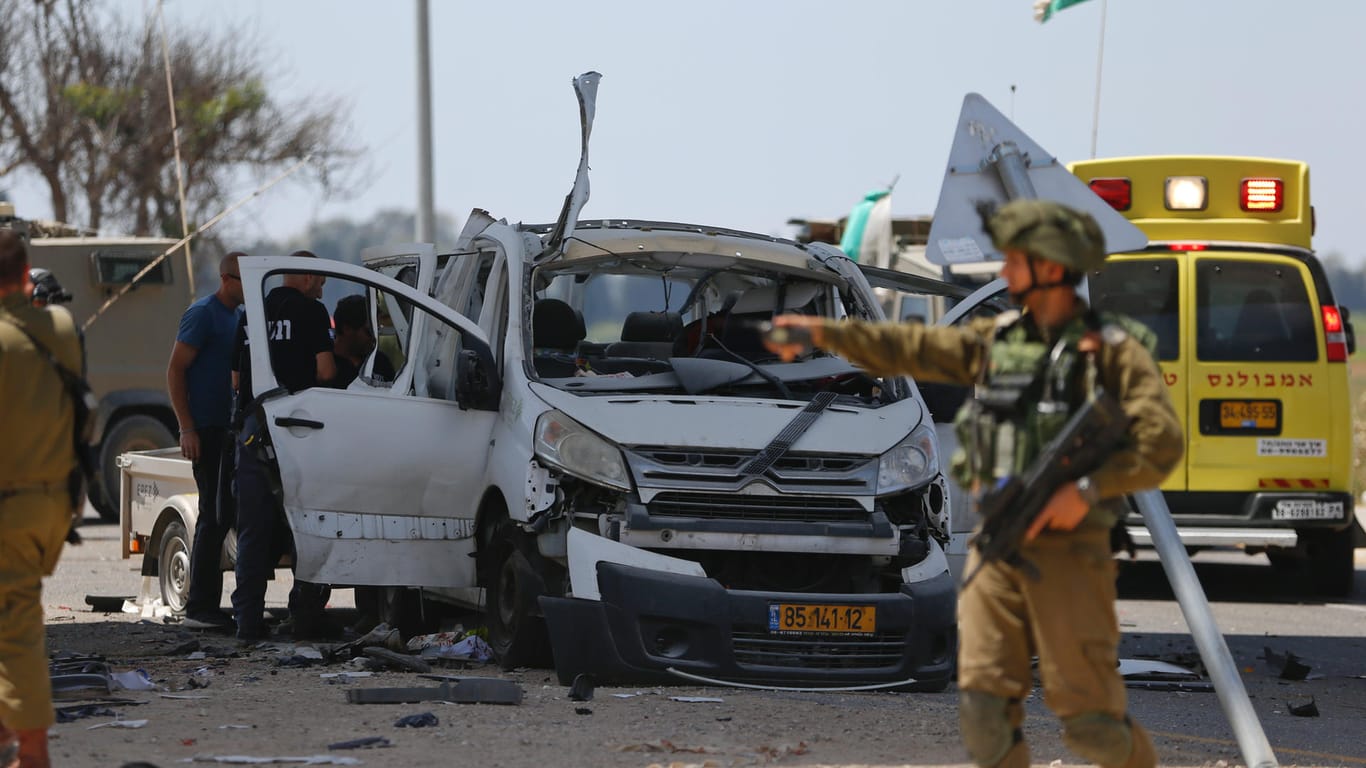 Israelische Soldaten vor einem zerstörten Fahrzeug: Eine Rakete traf das Auto nahe der Grenze zum Gazastreifen.