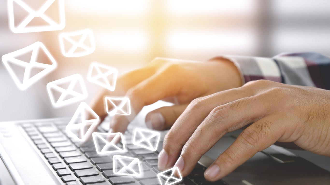 E-Mail-Symbole an einer Tastatur (Symbolbild): Verbraucherschützer warnen derzeit vor falschen Rechnungen im Postfach.