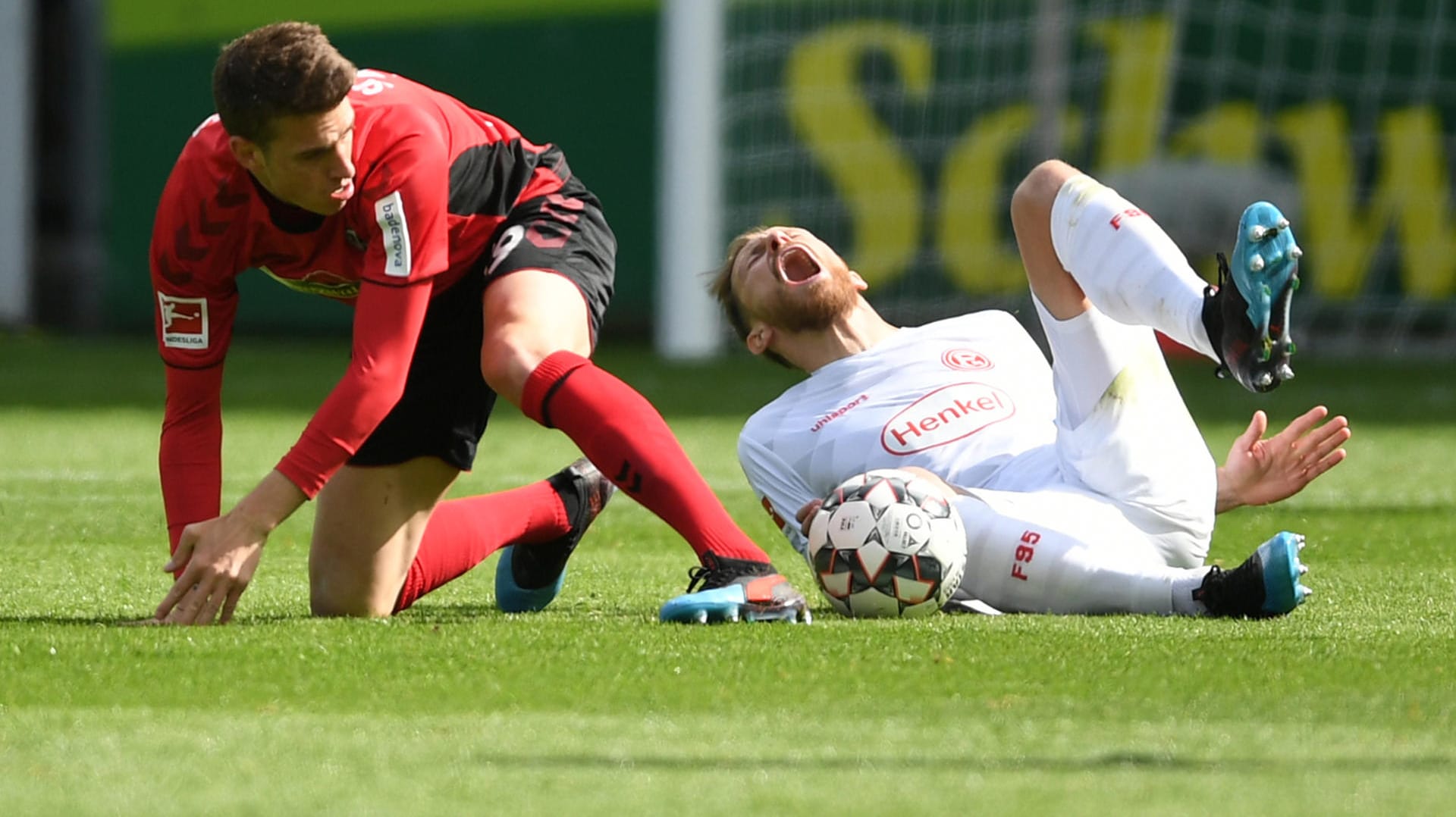 Janik Haberer (l.) foult Adam Bodzek: Der Freiburger sieht dafür Gelb-Rot.