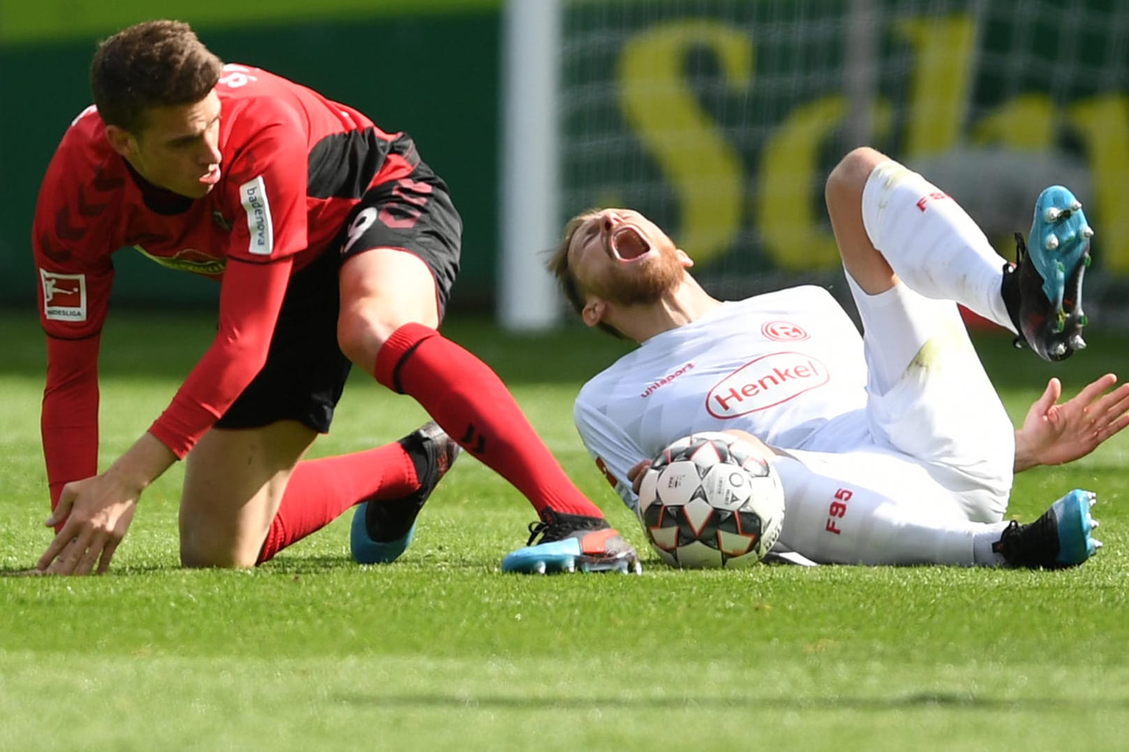 Janik Haberer (l.) foult Adam Bodzek: Der Freiburger sieht dafür Gelb-Rot.