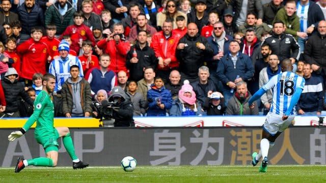 Das Tor von Isaac Mbenza (r) von Huddersfield: Man United verpasst die Champions League. Das Tor von Isaac Mbenza (r) von Huddersfield: Man United verpasst die Champions League.