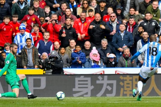 Das Tor von Isaac Mbenza (r) von Huddersfield: Man United verpasst die Champions League.