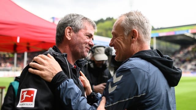 Glücklich mit ihren Teams: Düsseldorf-Coach Funkel und Freiburgs Trainer Streich. Glücklich mit ihren Teams: Düsseldorf-Coach Funkel und Freiburgs Trainer Streich.