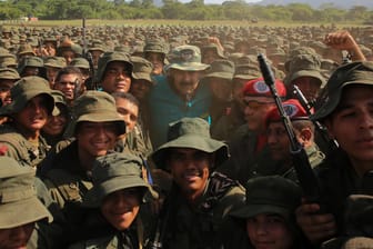 Nicolás Maduro badet in den ihm loyalen Einheiten: "Eine Handvoll Verräter, die sich an die USA verkaufen, werden nicht die Ehre unserer Streitkräfte beflecken."