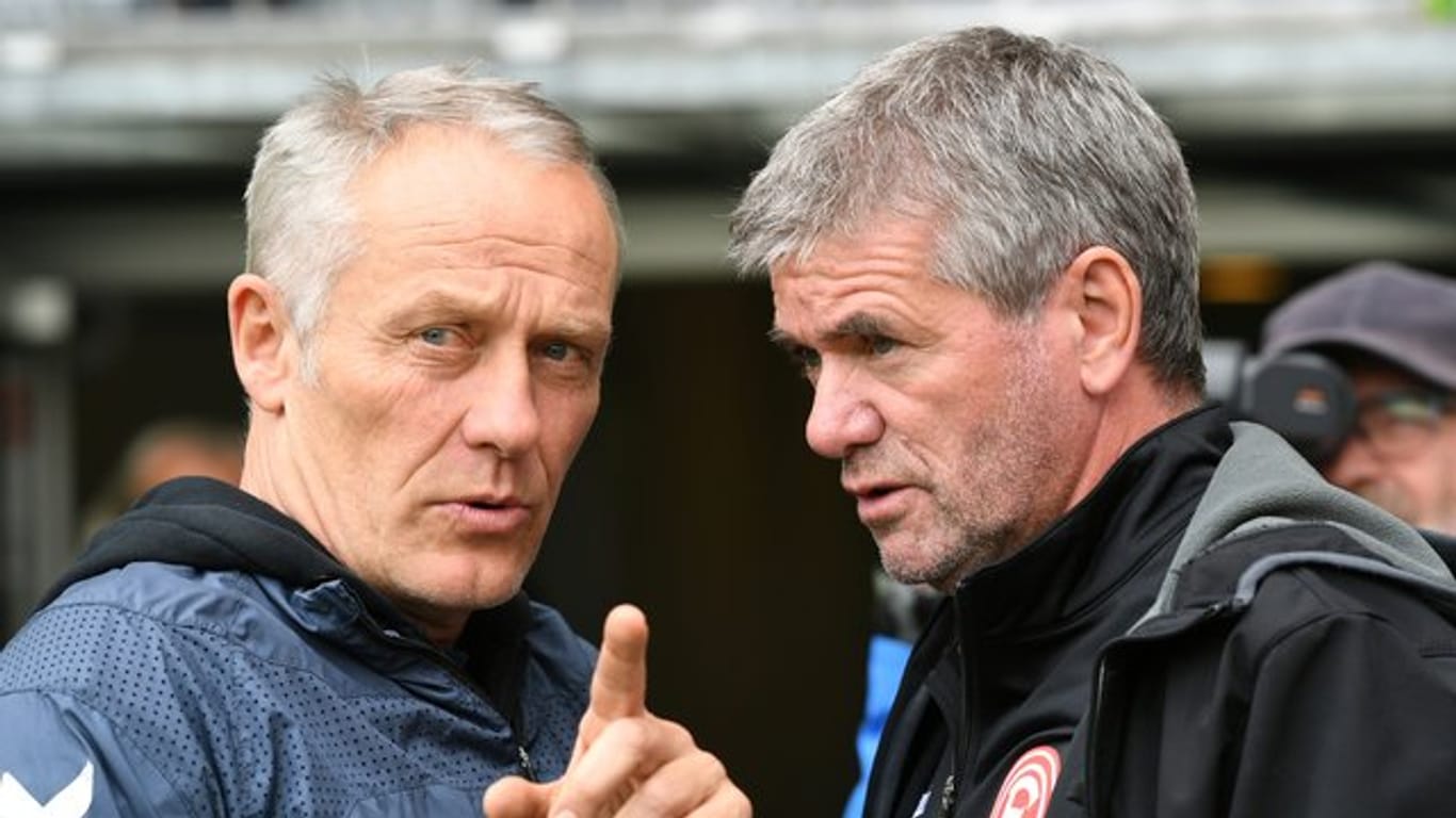Freiburgs Trainer Streich (l) und Düsseldorfs Trainer Funkel kritisieren Auslegung der Handregel.