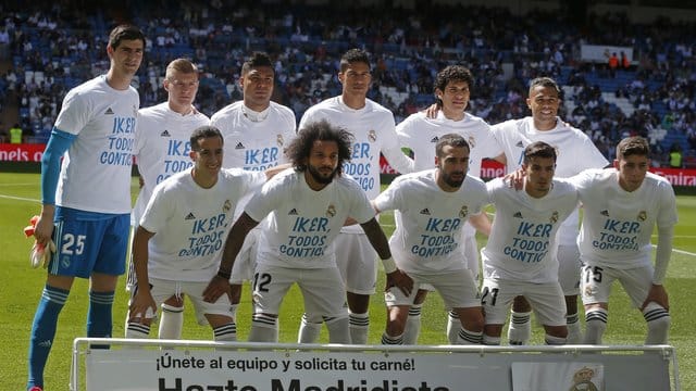 Real-Spieler übermitteln dem ehemaligen Torhüter des Vereins, Iker Casillas, Genesungswünsche. Real-Spieler übermitteln dem ehemaligen Torhüter des Vereins, Iker Casillas, Genesungswünsche.