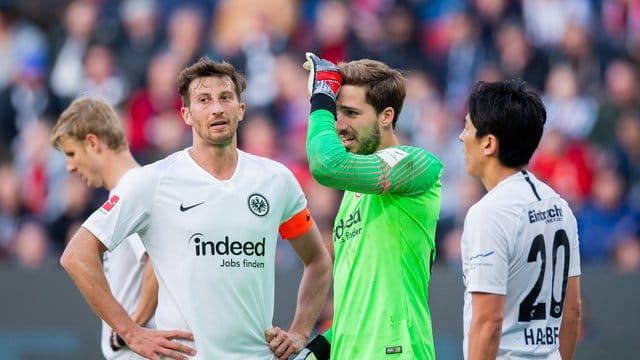 Frankfurts Martin Hinteregger (l-r), David Abraham, Kevin Trapp und Makoto Hasebe sind bedient. Frankfurts Martin Hinteregger (l-r), David Abraham, Kevin Trapp und Makoto Hasebe sind bedient.