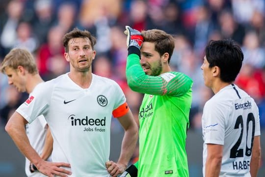 Frankfurts Martin Hinteregger (l-r), David Abraham, Kevin Trapp und Makoto Hasebe sind bedient.