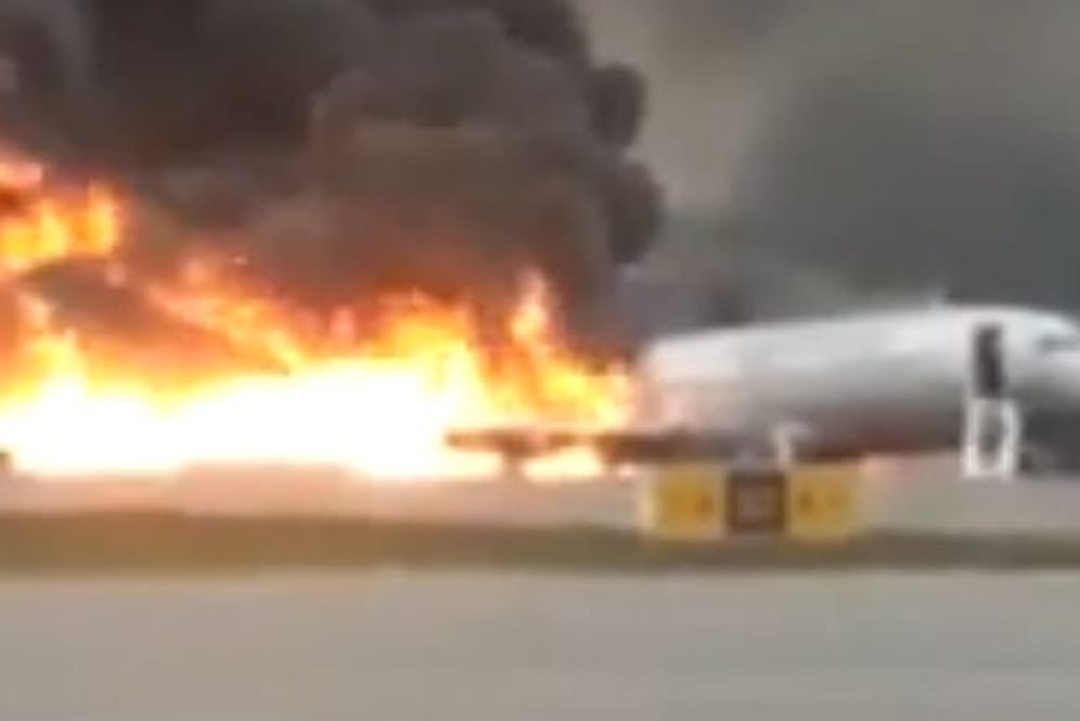 Das brennende Flugzeug auf der Landebahn in Moskau: Medien berichten von womöglich 13 Todesopfern.