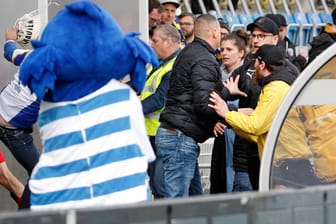 Wut: Zuschauer stürmen nach dem Spiel in Jena in den Innenraum.