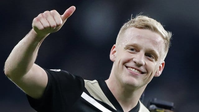 Daumen hoch auch im niederländischen Pokal: Donny van de Beek von Ajax Amsterdam jubelt. Daumen hoch auch im niederländischen Pokal: Donny van de Beek von Ajax Amsterdam jubelt.