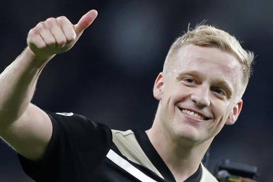 Daumen hoch auch im niederländischen Pokal: Donny van de Beek von Ajax Amsterdam jubelt.