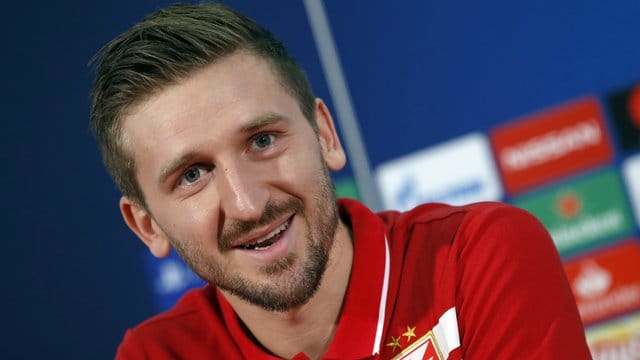 Ex-Nationalspieler Marko Marin gewinnt mit Roter Stern Belgrad den serbischen Meistertitel. Ex-Nationalspieler Marko Marin gewinnt mit Roter Stern Belgrad den serbischen Meistertitel.