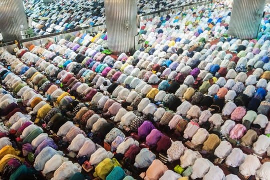 Indonesische Muslime beten am Vorabend des heiligen Fastenmonats Ramadan in der Istiqlal-Moschee im indonesischen Jakarta.