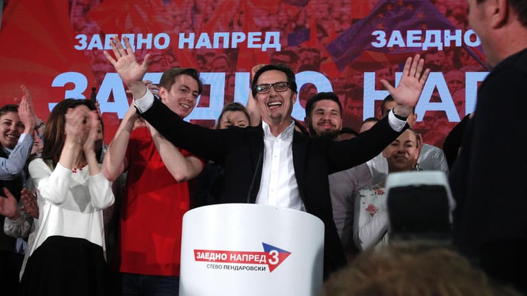 Wahlen in Nordmazedonien: Stevo Pendarovski (M), von den regierenden Sozialdemokraten unterstützter Präsidentschaftskandidat, jubelt über seinen Sieg.