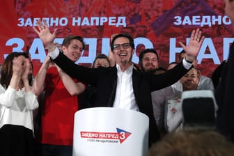 Wahlen in Nordmazedonien: Stevo Pendarovski (M), von den regierenden Sozialdemokraten unterstützter Präsidentschaftskandidat, jubelt über seinen Sieg.