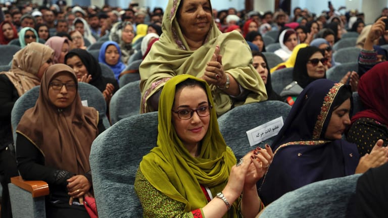 Teilnehmerinnen der Loya Dschirga in Kabul.