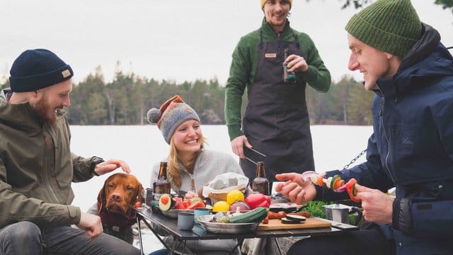 Draußen sitzen und gemeinsam essen: Damit das Spaß macht, sollten Camping-Urlauber sich gut ausrüsten.