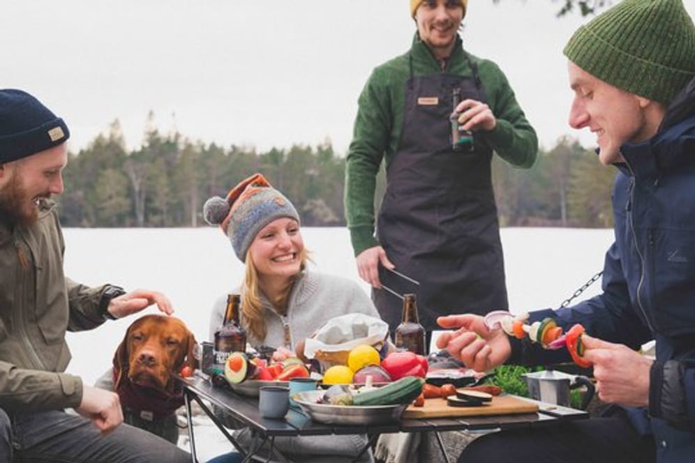 Draußen sitzen und gemeinsam essen: Damit das Spaß macht, sollten Camping-Urlauber sich gut ausrüsten.