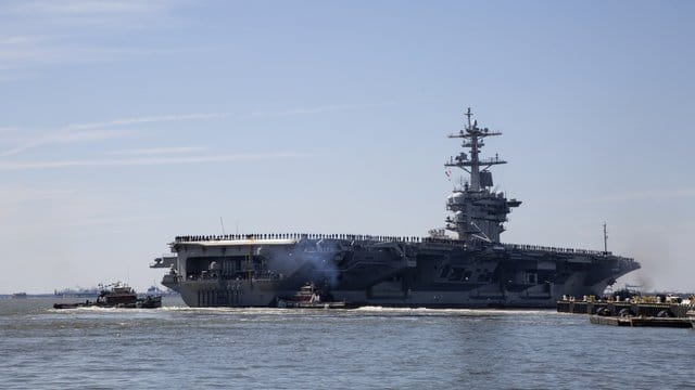 Der Flugzeugträger USS Abraham Lincoln in der Naval Station Norfolk.